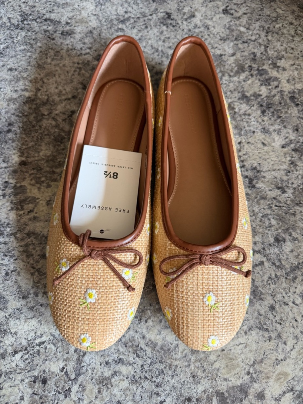 Free assembly Tan Straw Ballet Flats with Dainty Daisy Embroidery - Picture 3 of 11